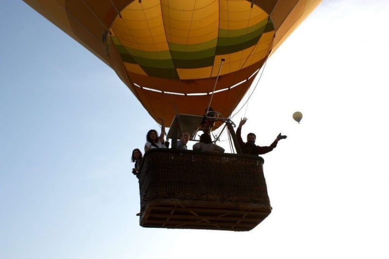 How is a hot air balloon steered?
