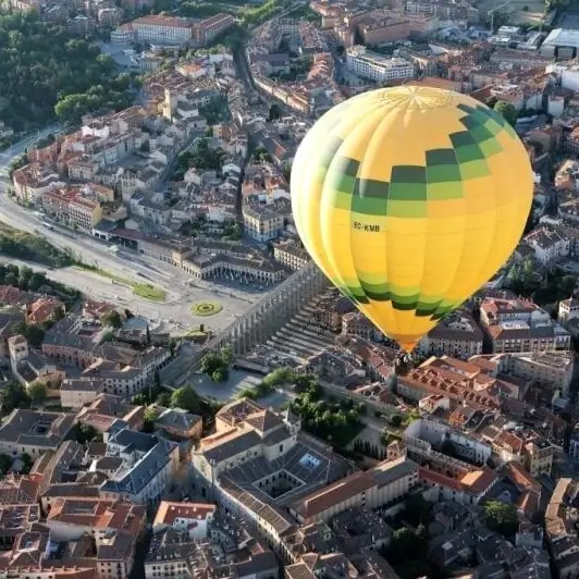 Caja Reaglo Vuelo en globo y Hotel para 2 en Segovia-03