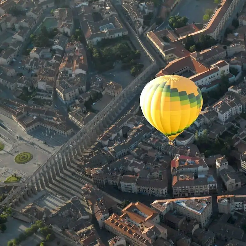 Caja regalo vuelo en globo y cochinillo en Segovia 01