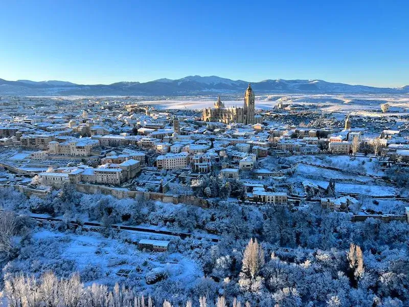 Vuelo en globo con Segovia nevada