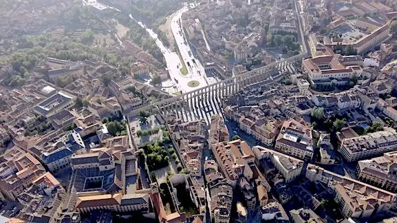 Hot air balloon flight in Segovia with suckling pig and the Aqueduct