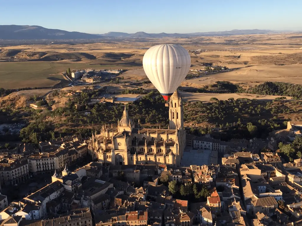 Cómo disfrutar de un viaje en globo en Segovia